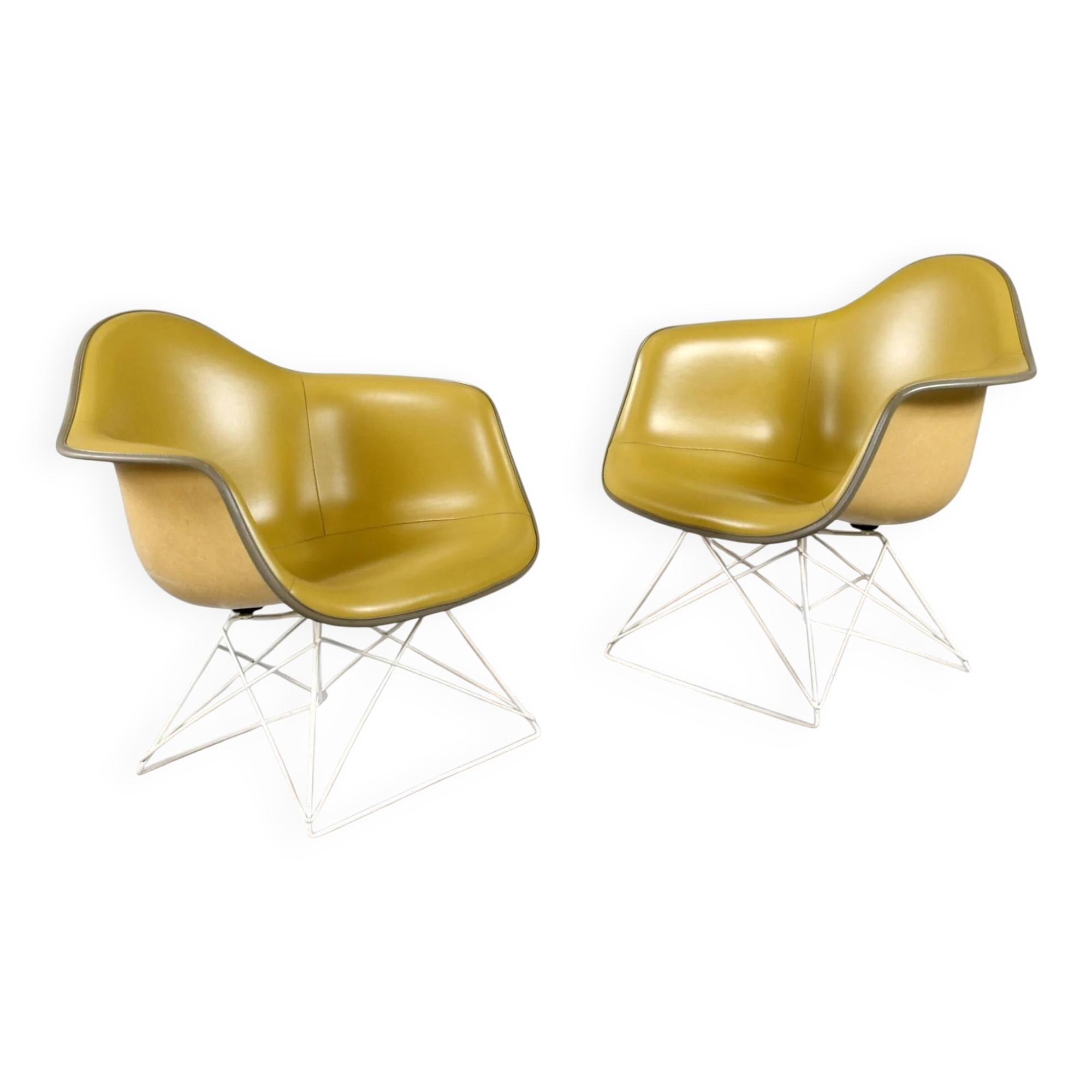 Paire de chaises coque LAR Eames pour Herman Miller avec des coussins en Naugahyde jaune.