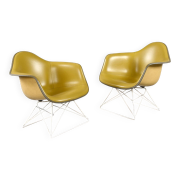 Paire de chaises coque LAR Eames pour Herman Miller avec des coussins en Naugahyde jaune.