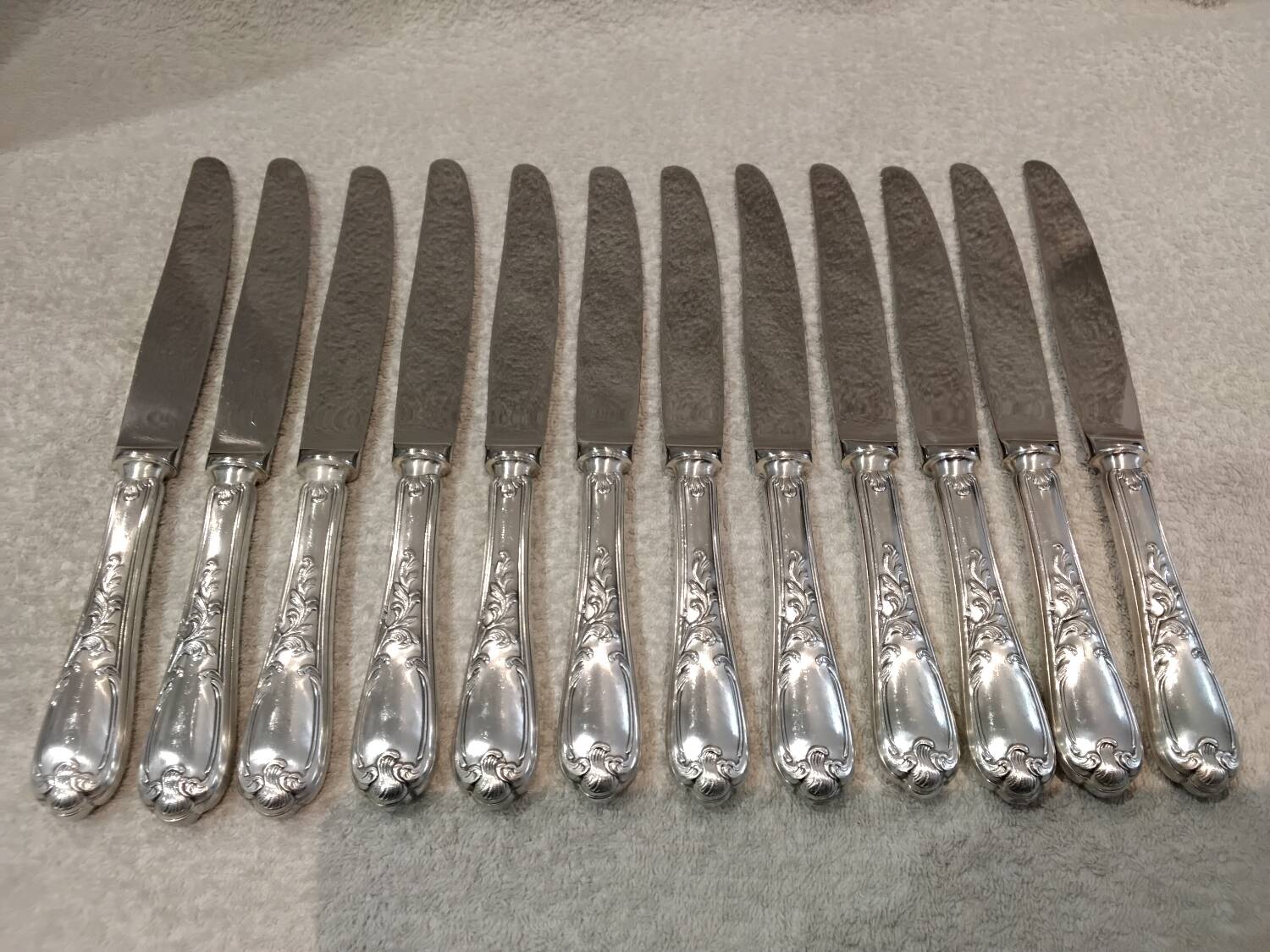 12 silver-plated metal table knives Ercuis model Dubarry