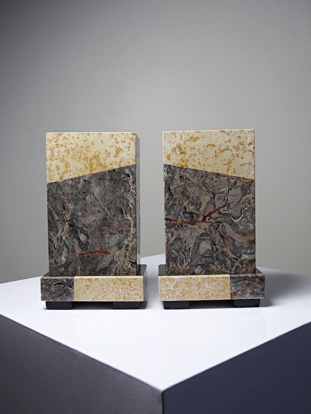 Pair of bookends, Art Deco fireplace decoration in antique marble from the 1920s-1930s.