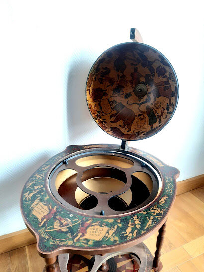 Vintage world map bar