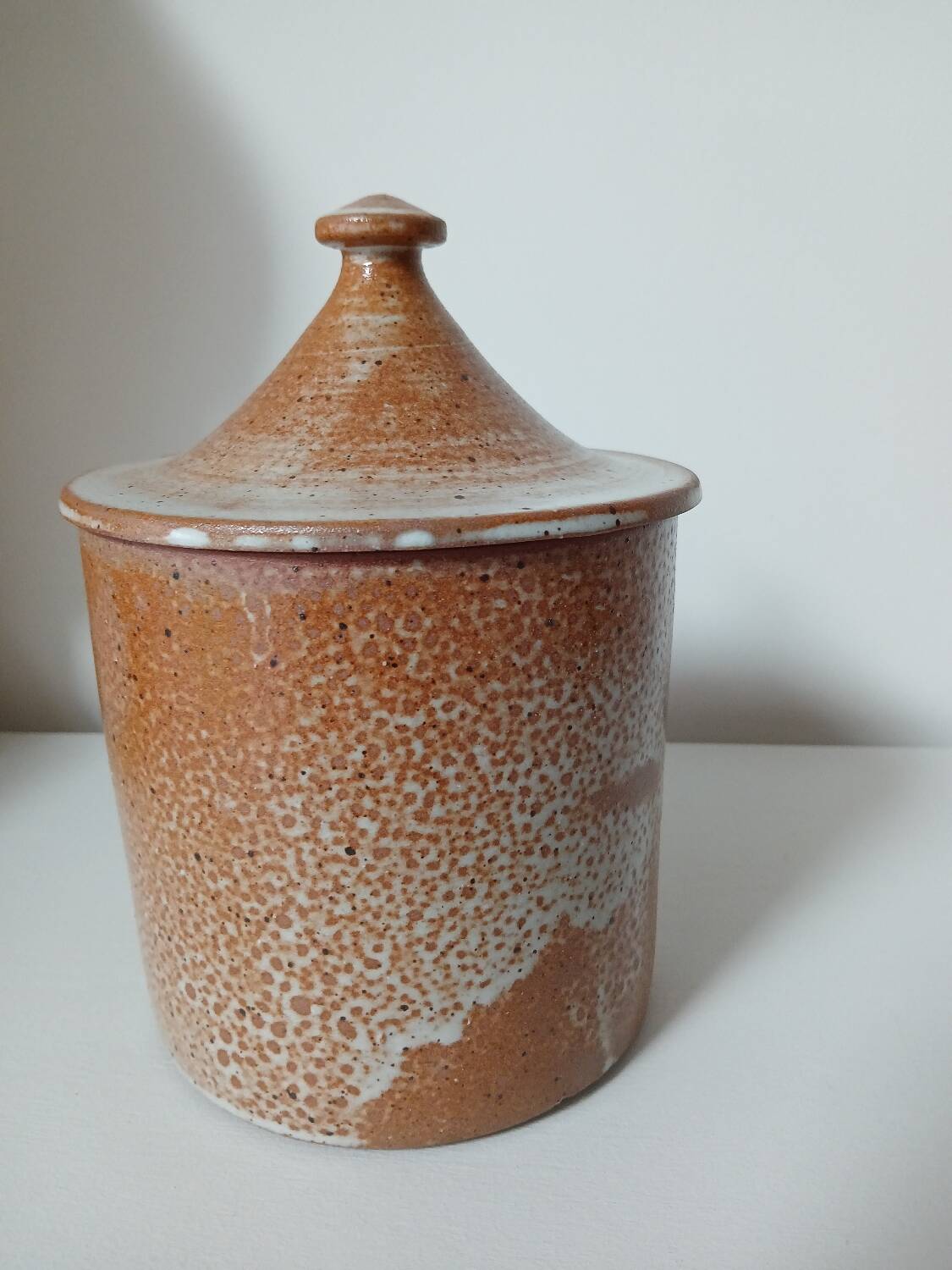 Pot en grès avec couvercle