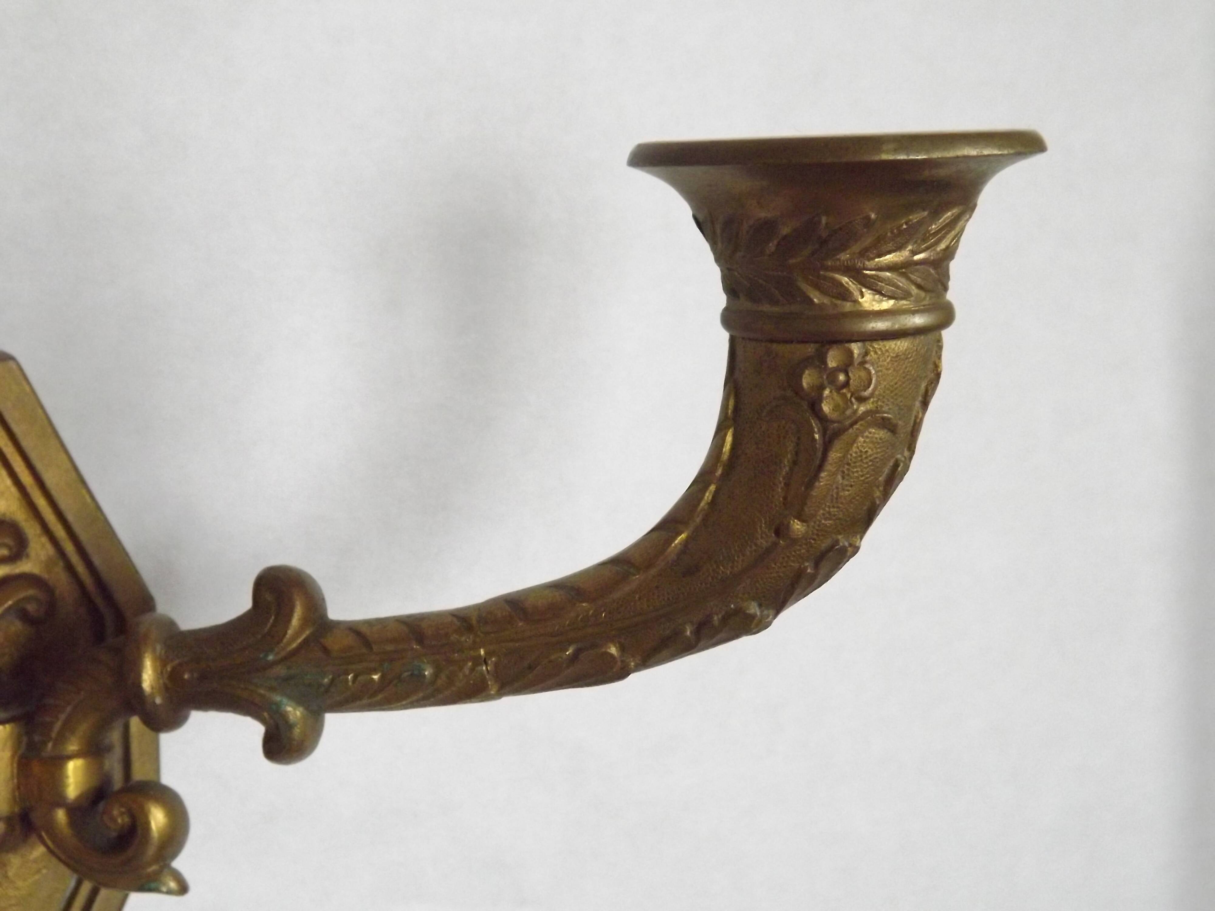 Applique murale en bronze Art Nouveau français à double bougie avec détail de fleur de lys.