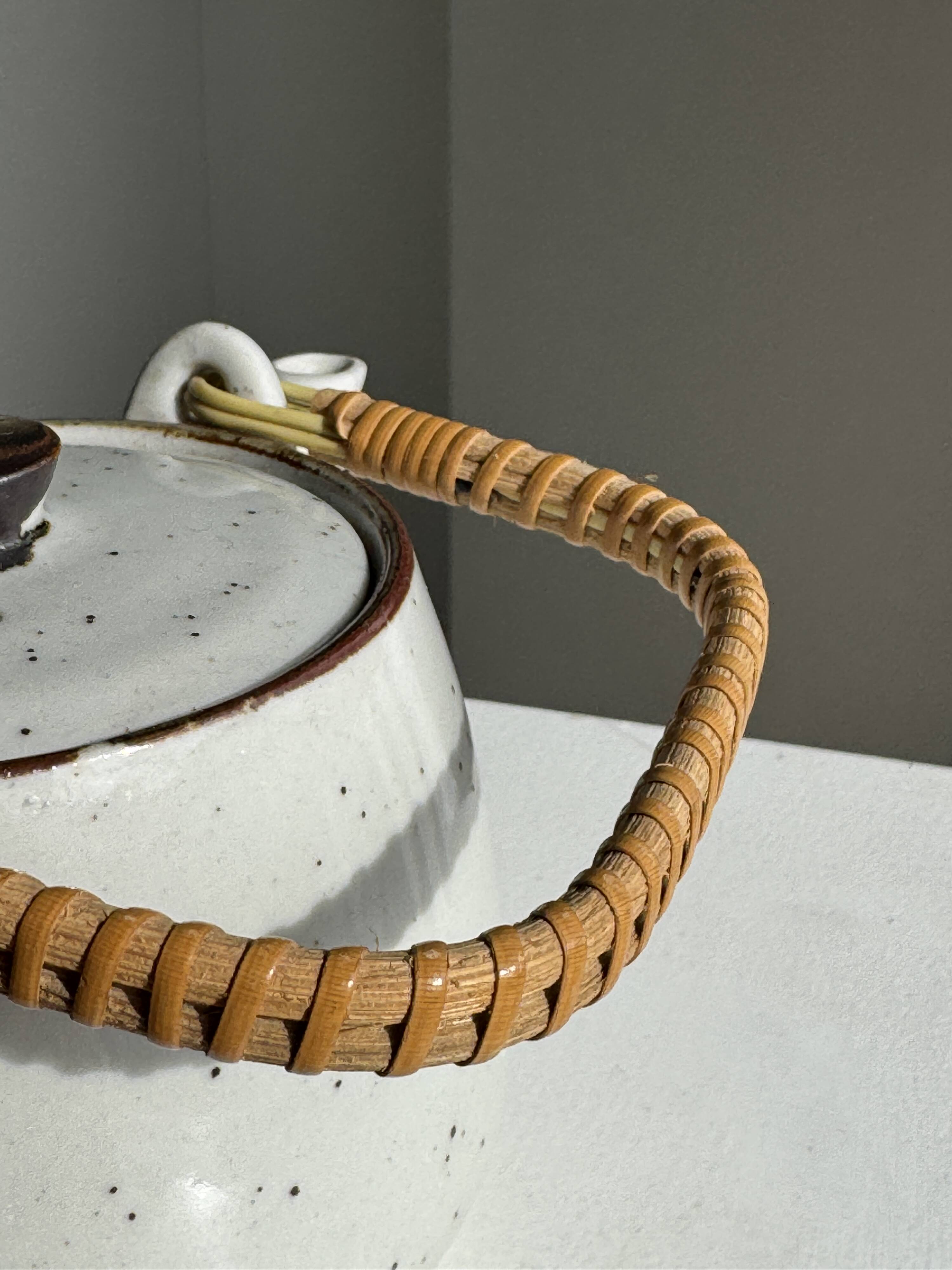 Petite théière asiatique en grès anse en rotin H11 D10