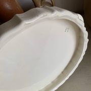 Plat à tarte vintage en faïence à anses – motif floral japonisant