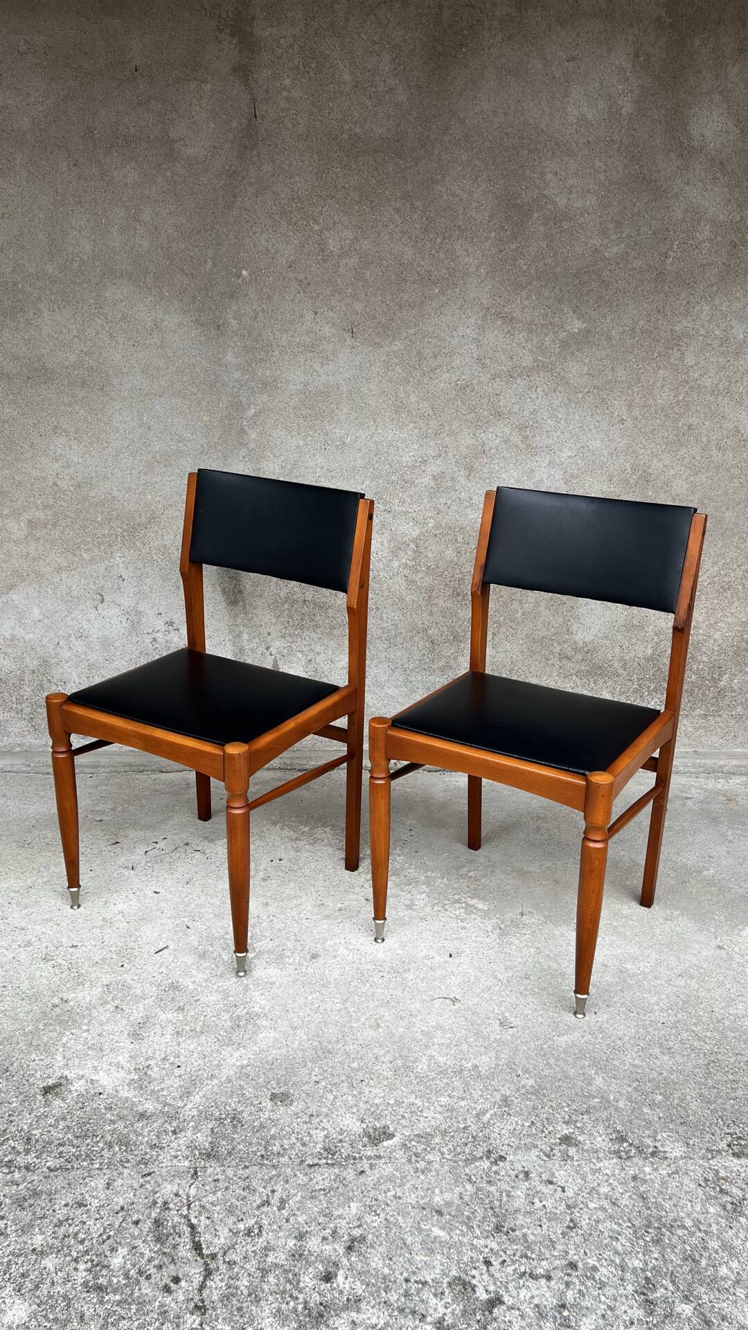 2 chaises vintage en bois et skaï