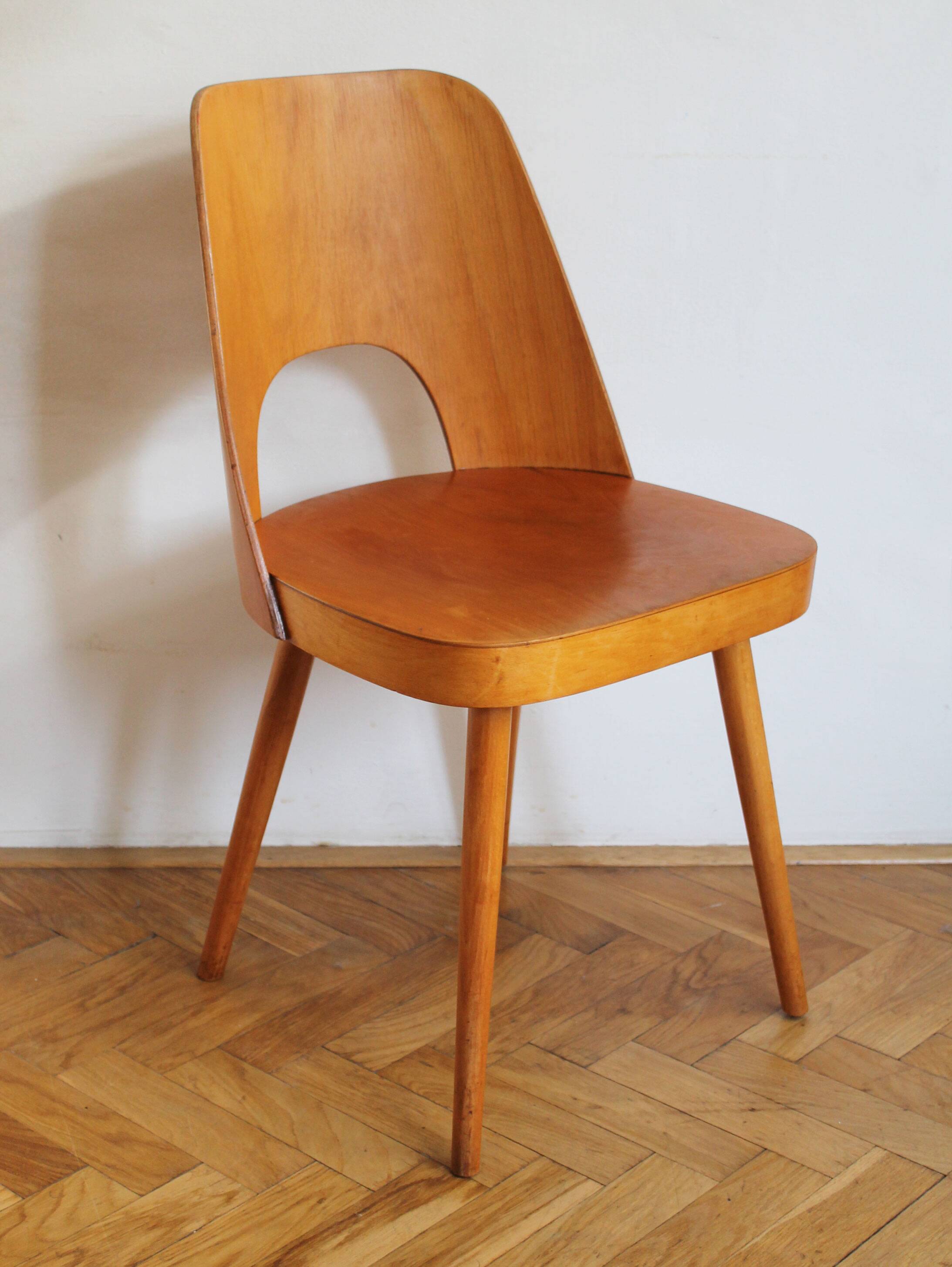 Ensemble de quatre chaises de salle à manger du milieu du siècle n° 515 par Oswald Haerdtl pour la société TON