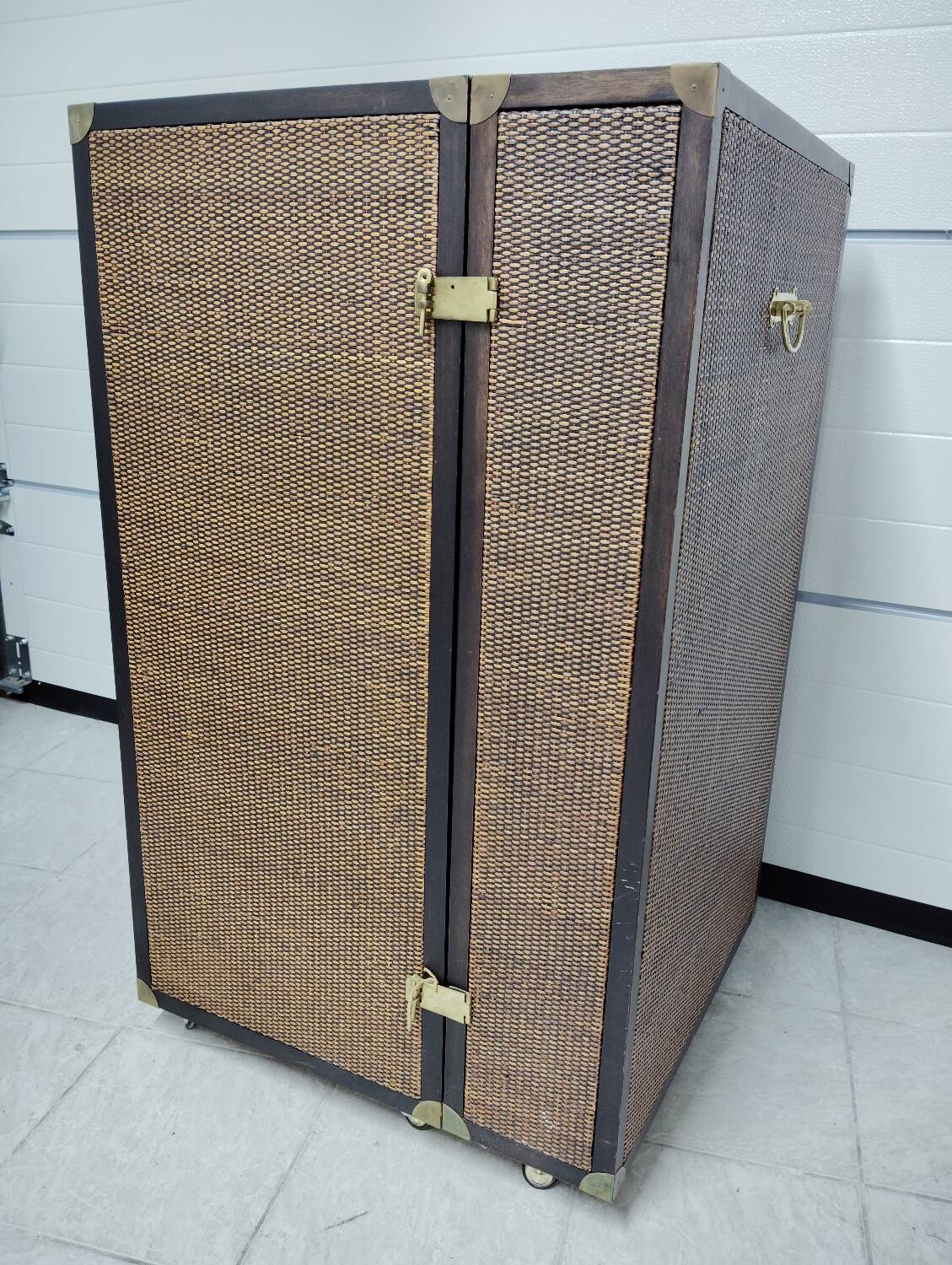 Wardrobe trunk on casters in mahogany and woven rattan.