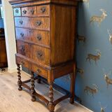 Commode ancienne en ronce de noyer du XVIIIe siècle