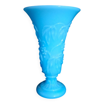 Grand vase en verre opalin de couleur bleu ciel avec décor floral en relief