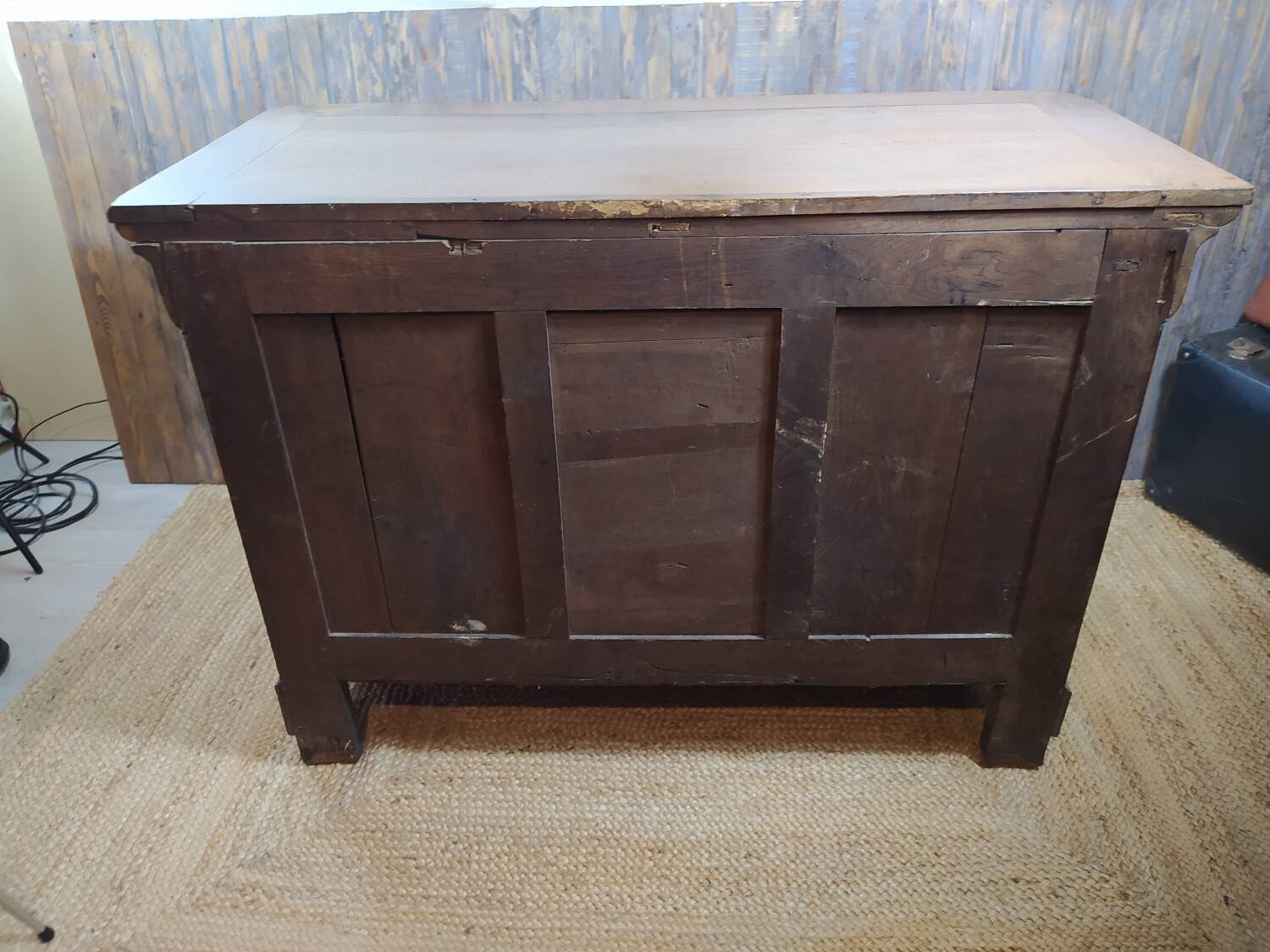 Wooden chest of drawers