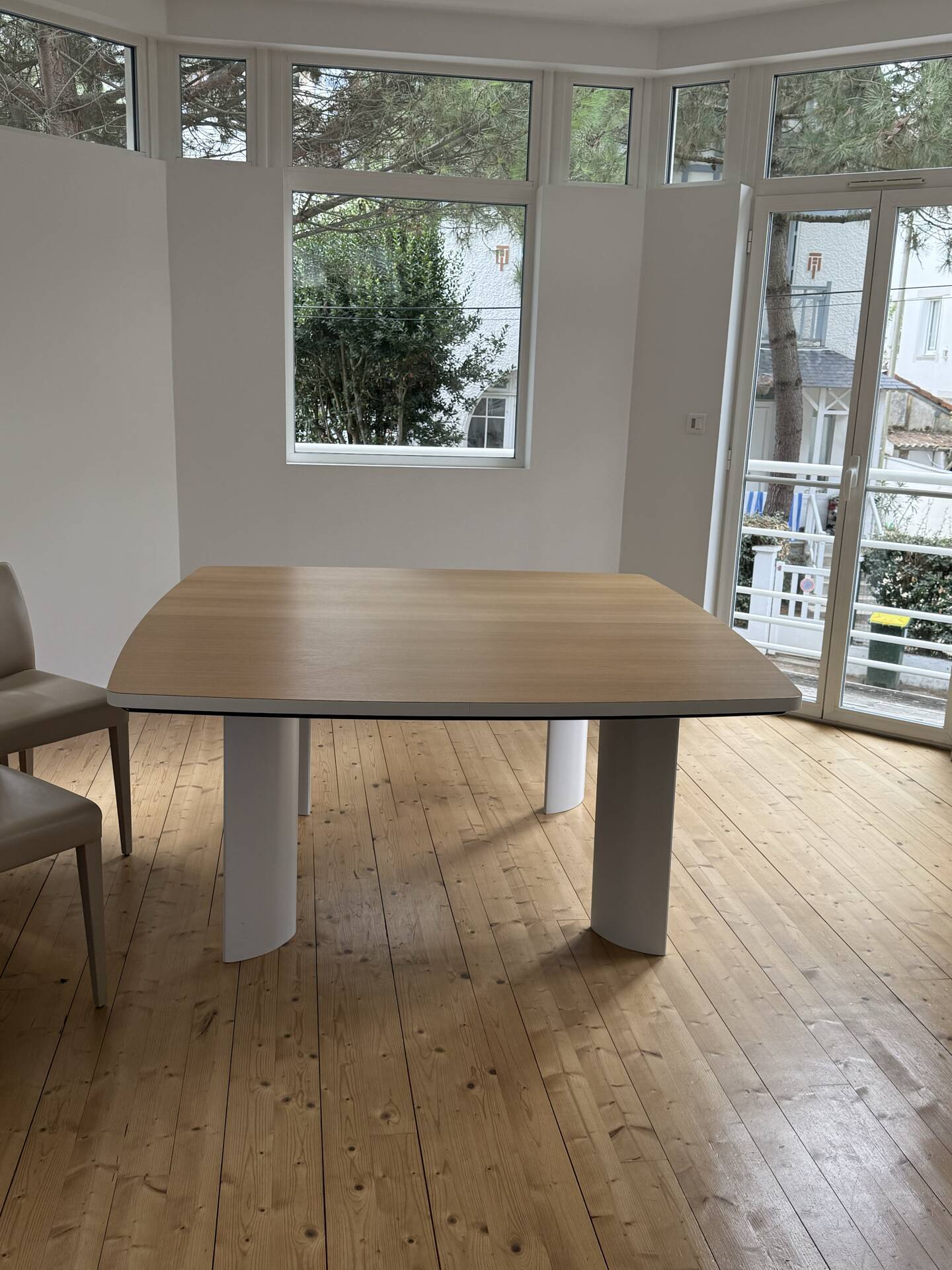 Large contemporary table of 1600x1600.