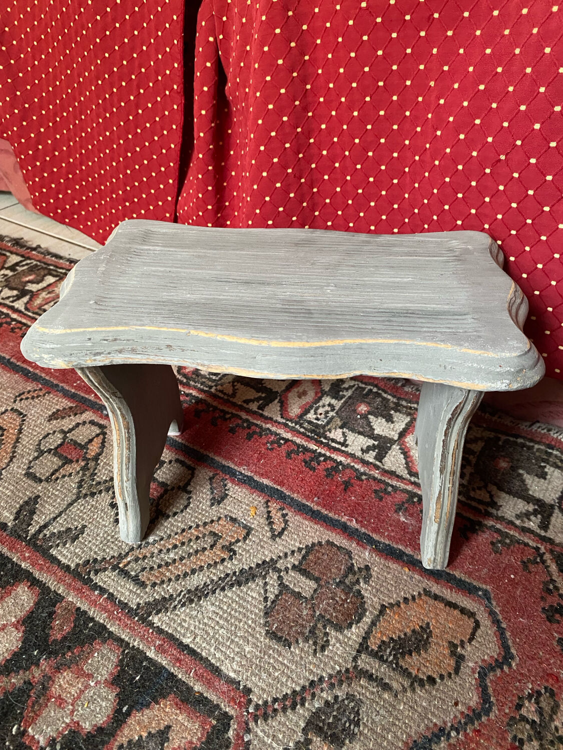Small footrest bench in solid wood with a slate grey patina.
