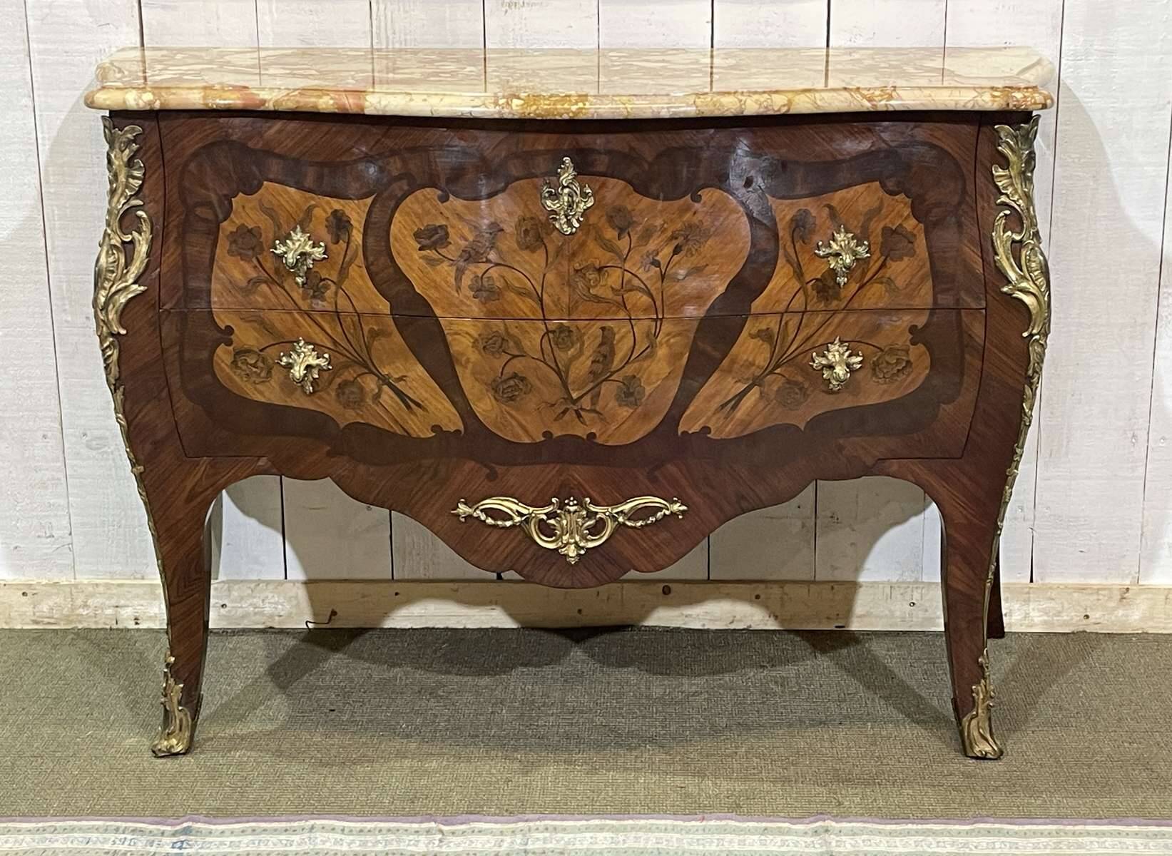 Commode de style Louis XV en bois de rose, chêne et dessus marbre