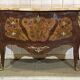 Commode de style Louis XV en bois de rose, chêne et dessus marbre