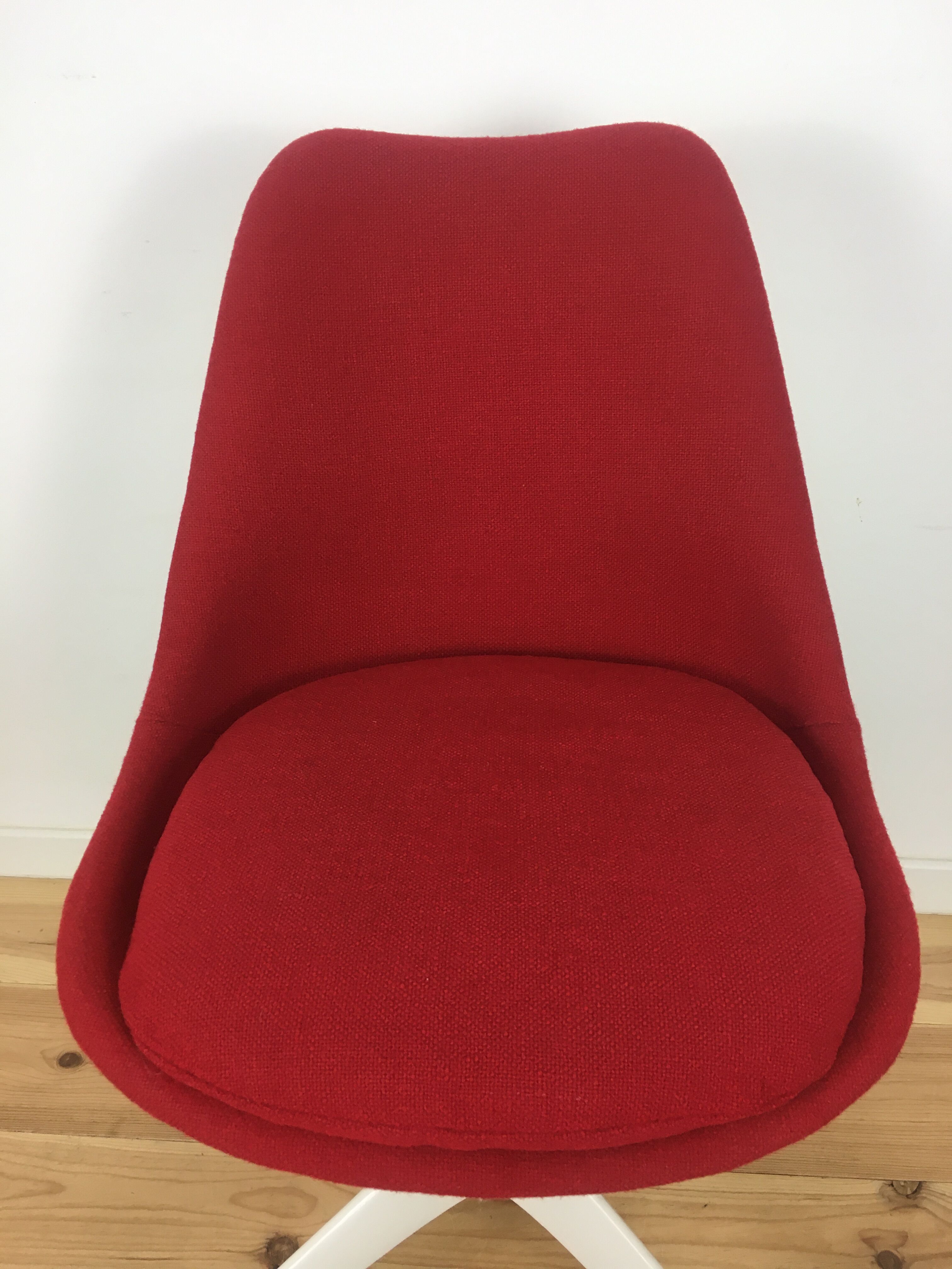 Tulip swivel chair on wheels by Eero Saarinen