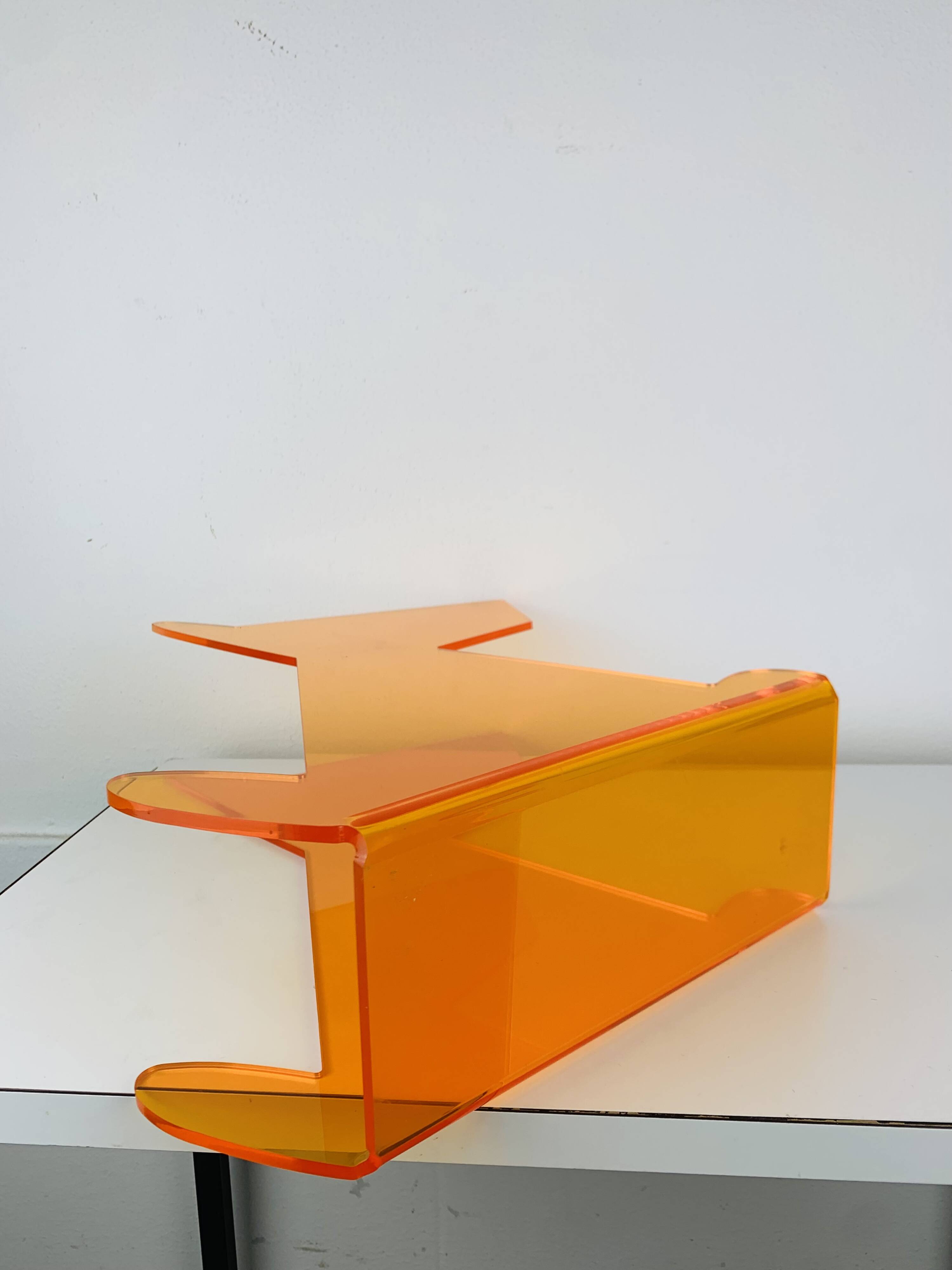 Porte-revues chien en plexiglas orange, vintage