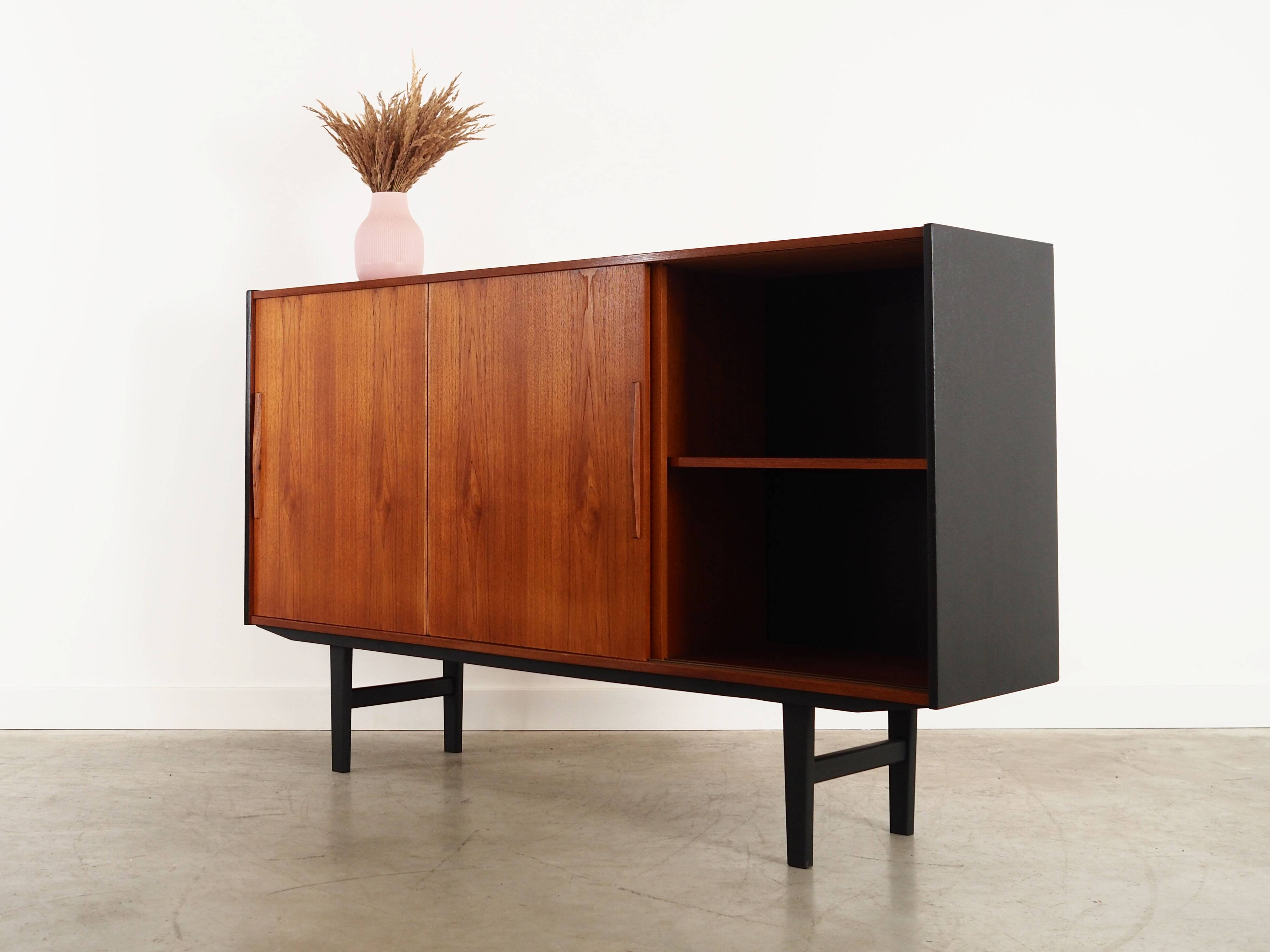 Buffet haut en teck, design danois, années 1960, production : Danemark