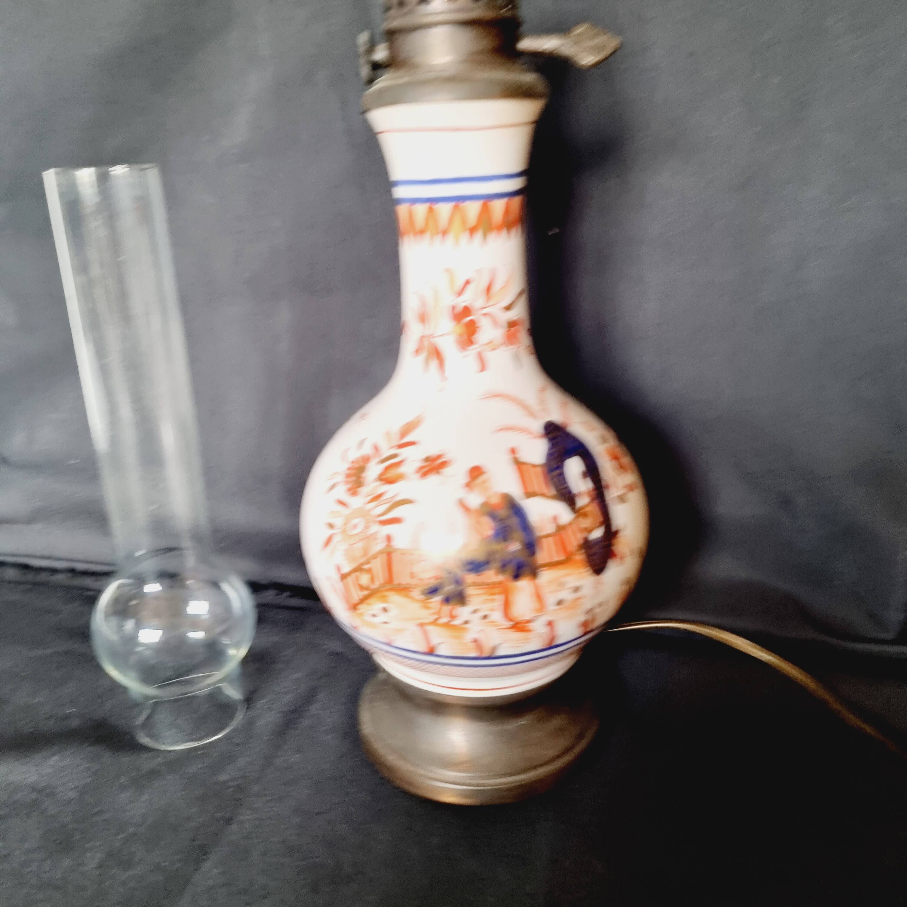 Lampe à gaz électrifiée en porcelaine chinoise peinte à la main