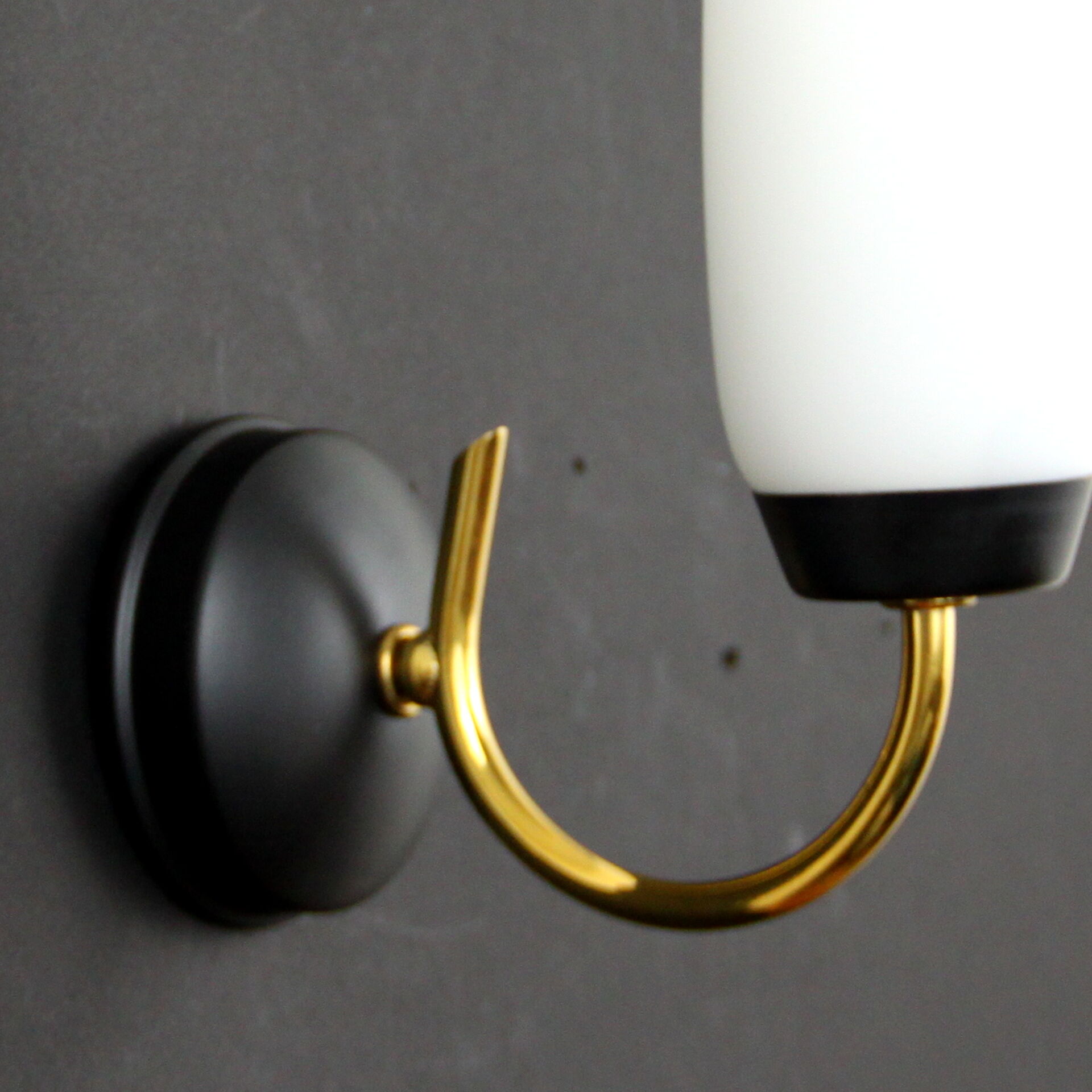 Paire d'appliques murales laiton métal noir verre opaline blanche 1960
