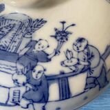 Imari style Chinese porcelain lidded biscuit server