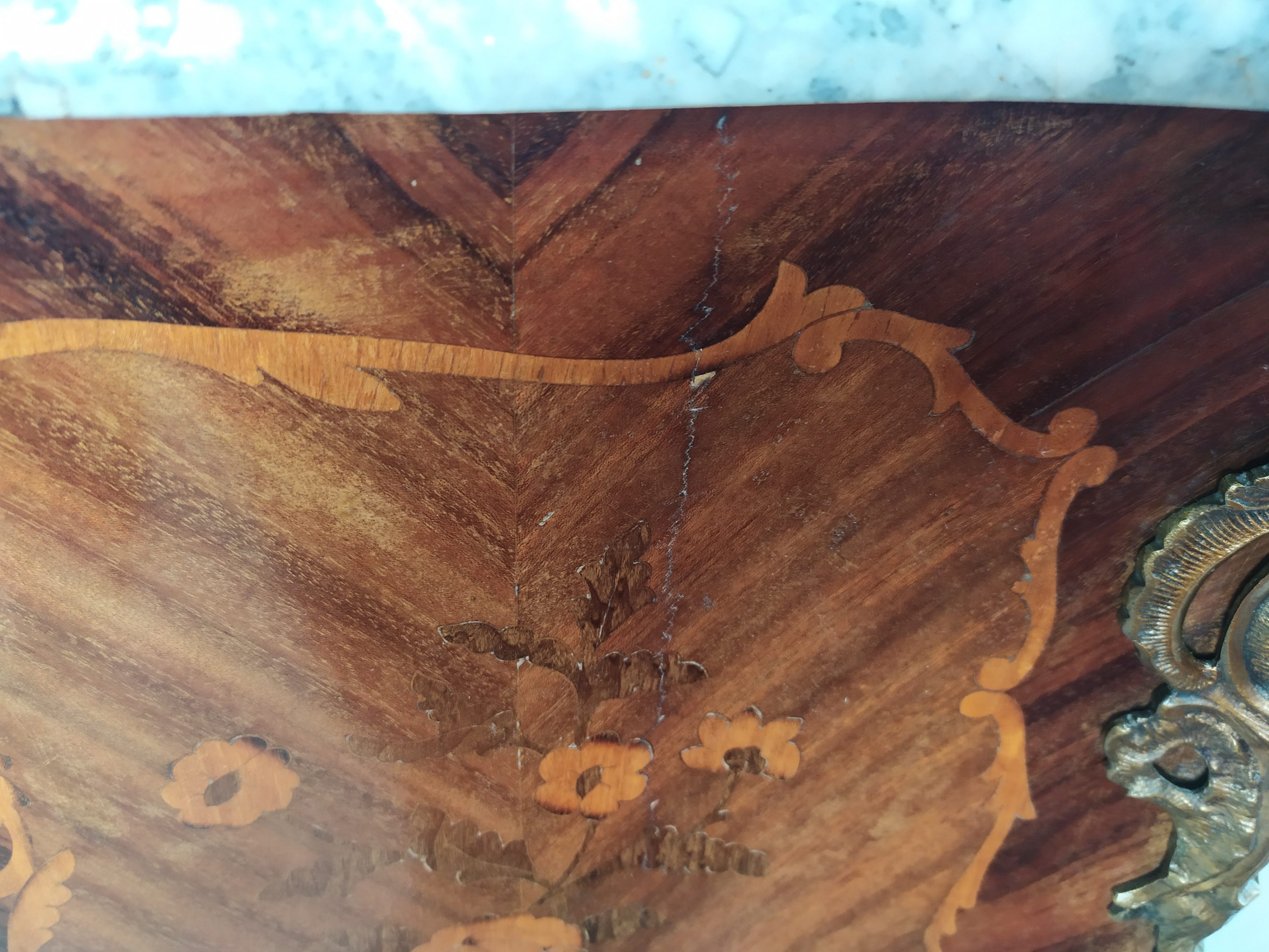 Louis XV curved jumping chest of drawers