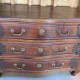 Walnut chest of drawers