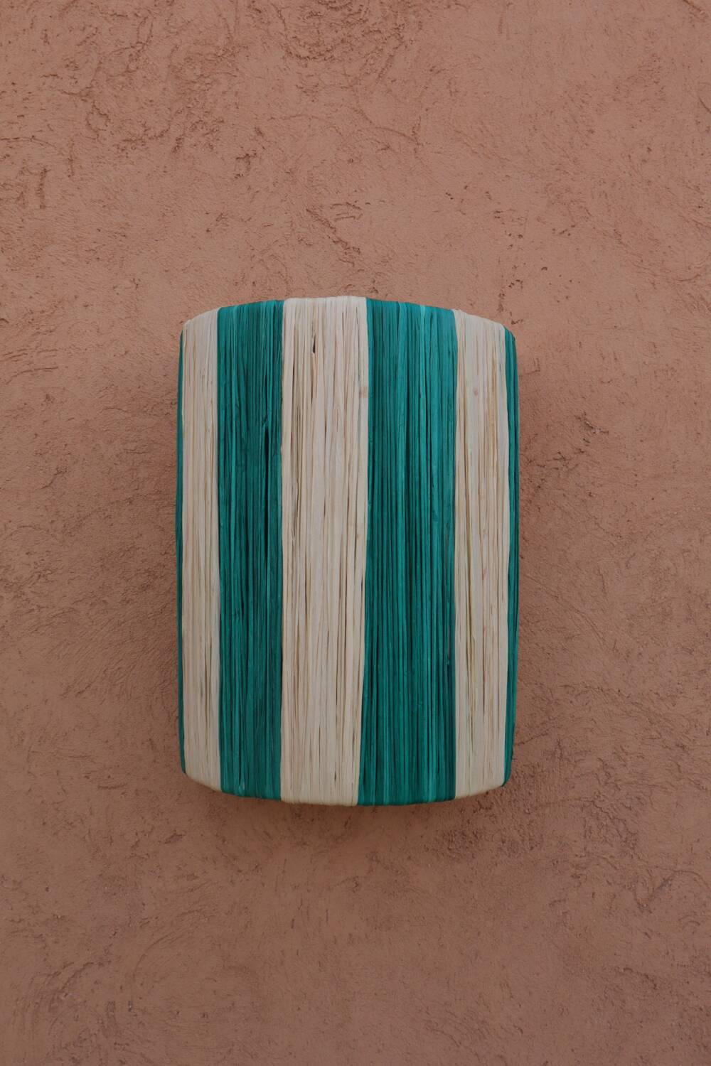 Applique murale rayé vert sapin et beige en raphia naturel