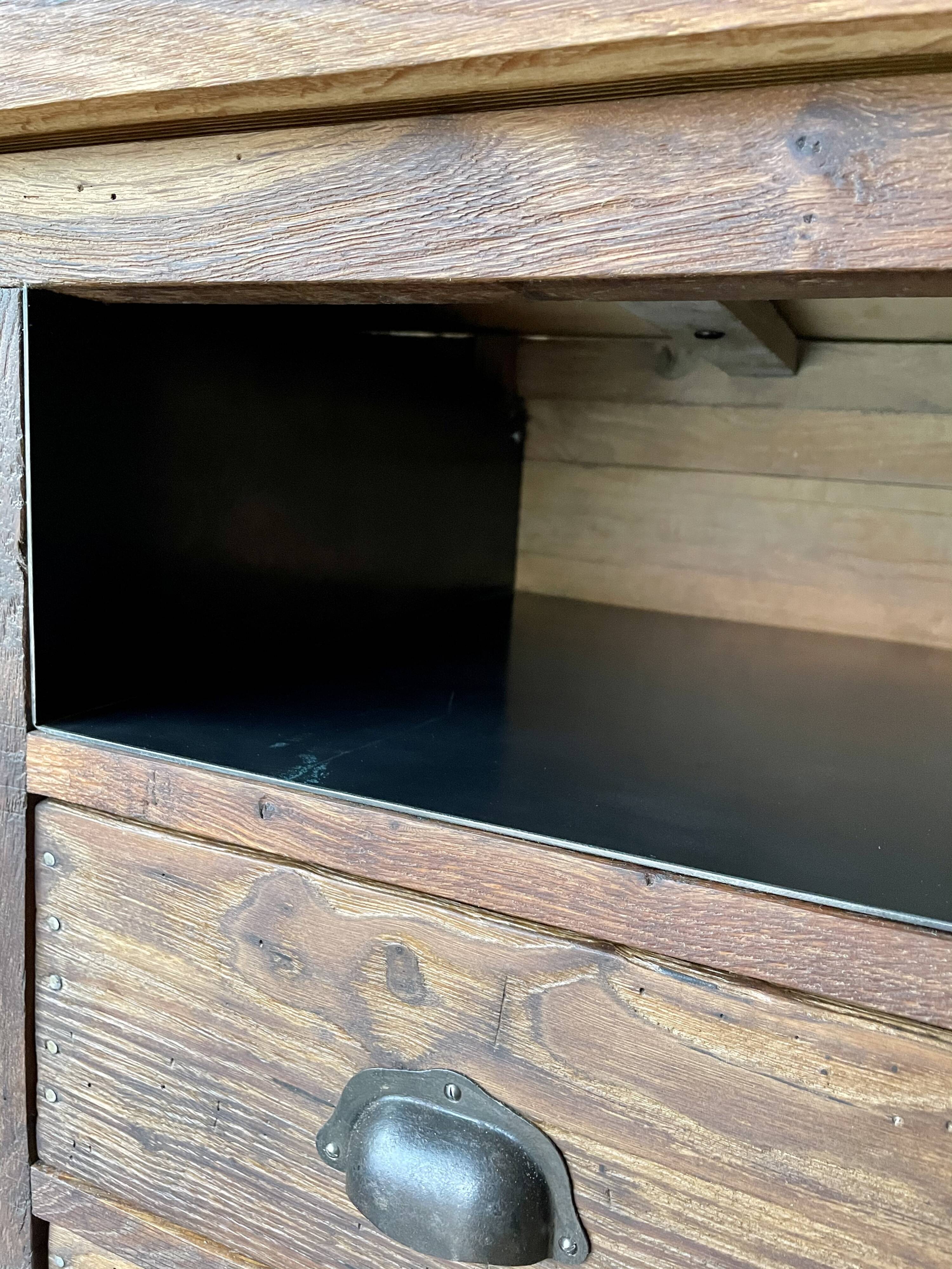 Trade cabinet with drawers