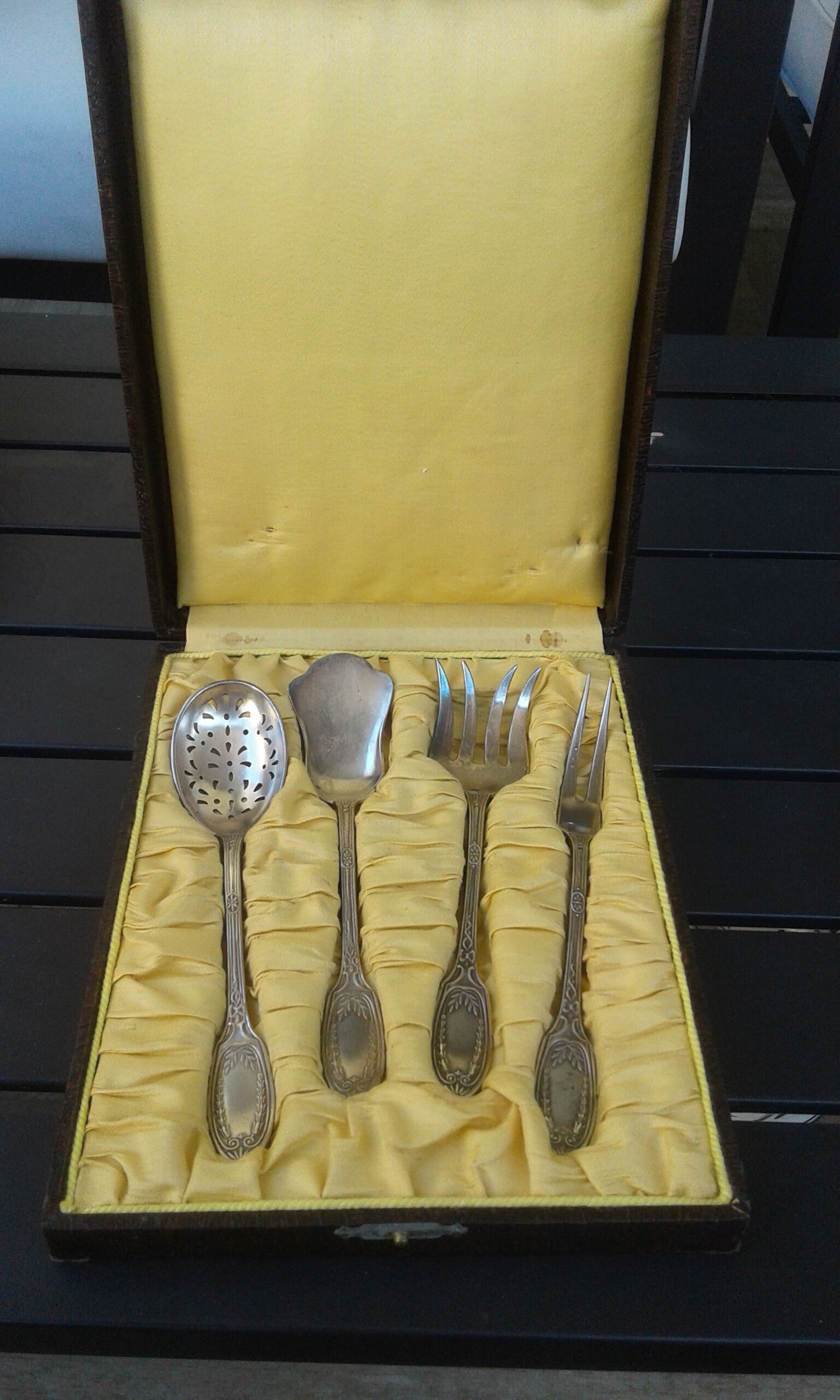 Box consisting of 4 mignardise service covers