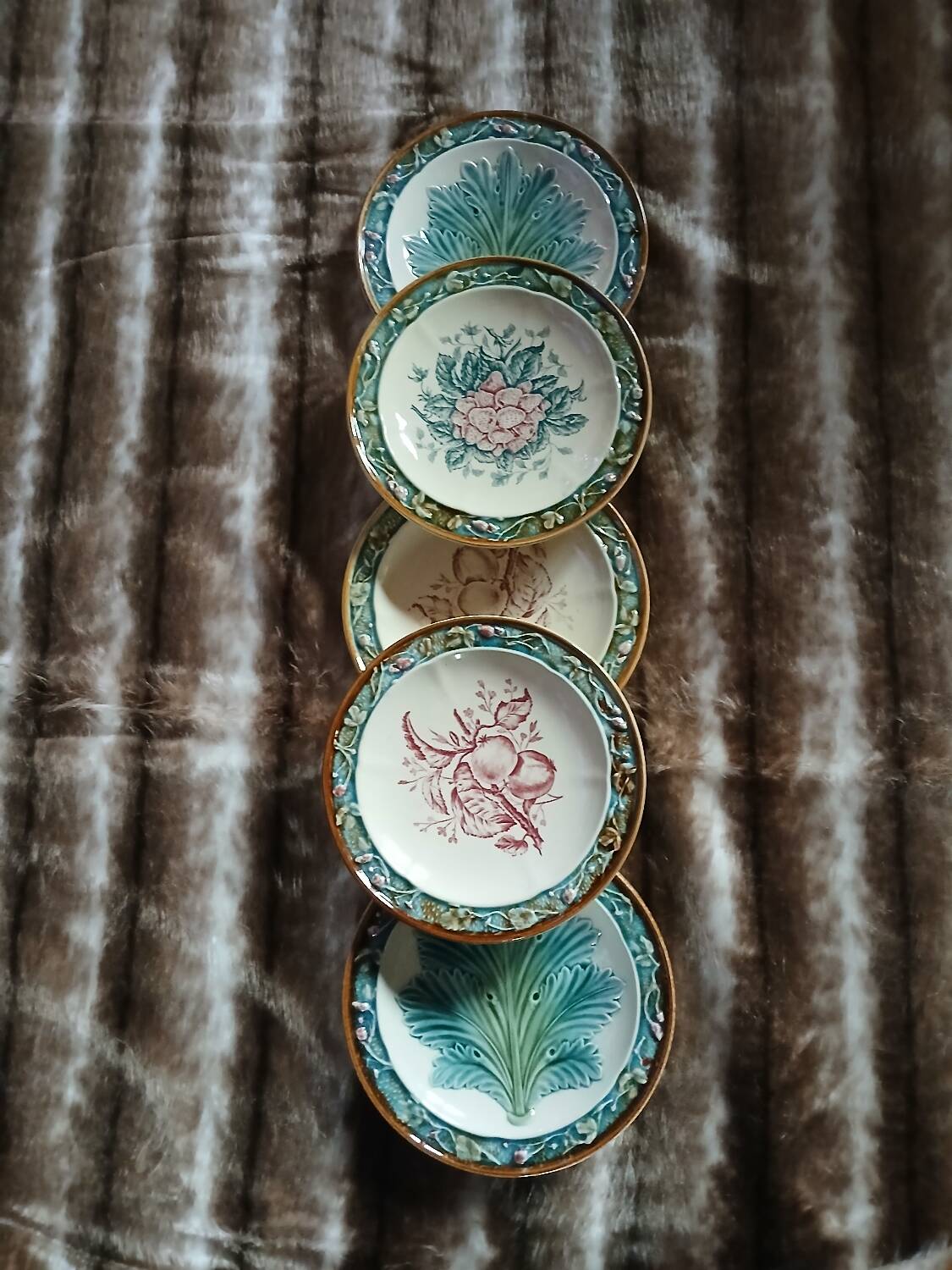 5 assiettes anciennes majolique Longchamp 