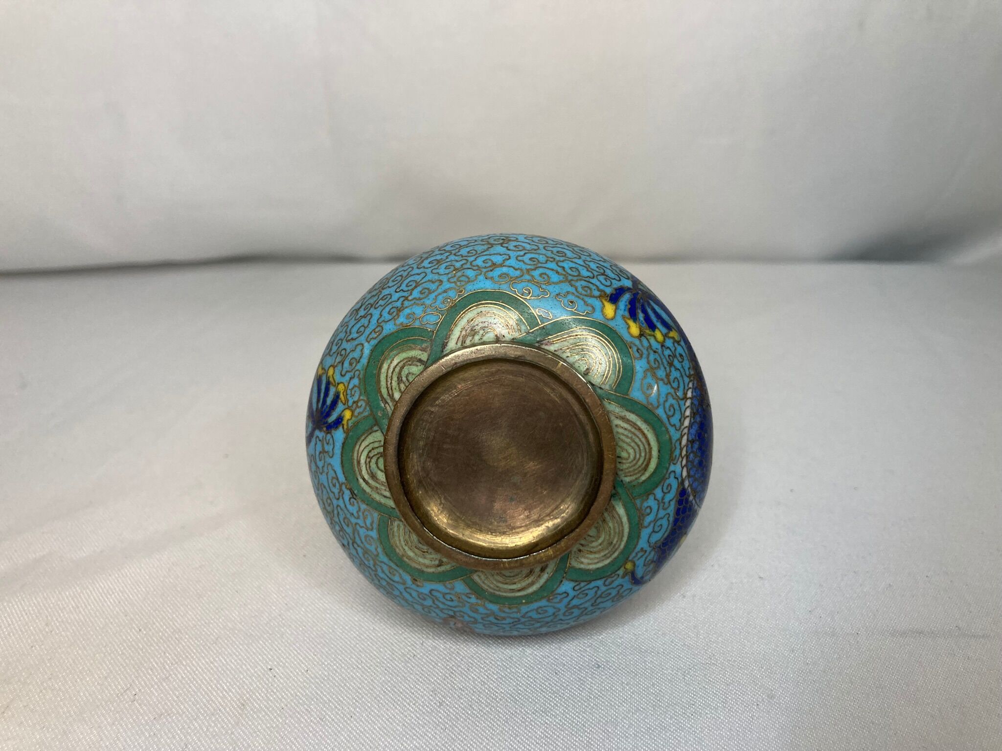 2211873 China, small cloisonné vase with the XXth dragon