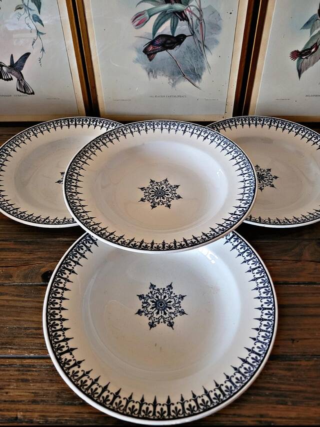 4 assiettes creuses Saint Amand, service Primax en terre de fer bleue, début 1900