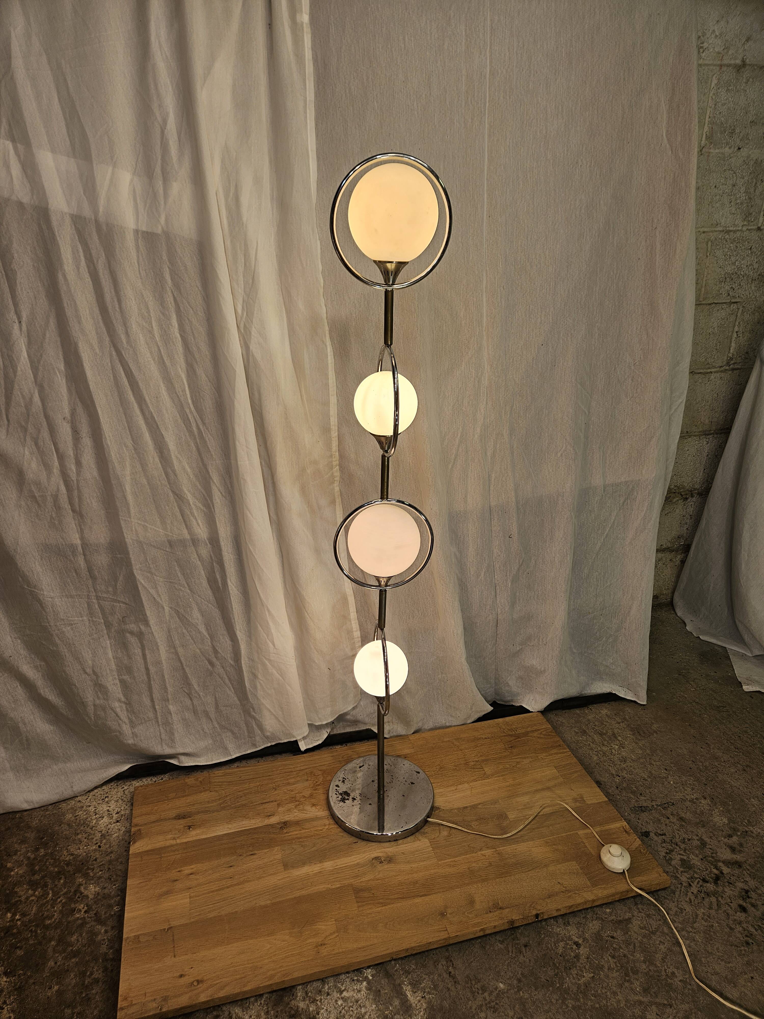Italian design globe floor lamp 1970