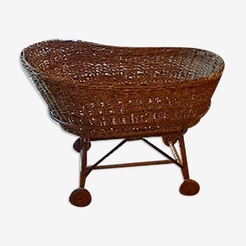 Wicker cradle with wheels