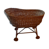 Wicker cradle with wheels