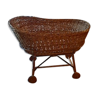 Wicker cradle with wheels