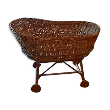 Wicker cradle with wheels
