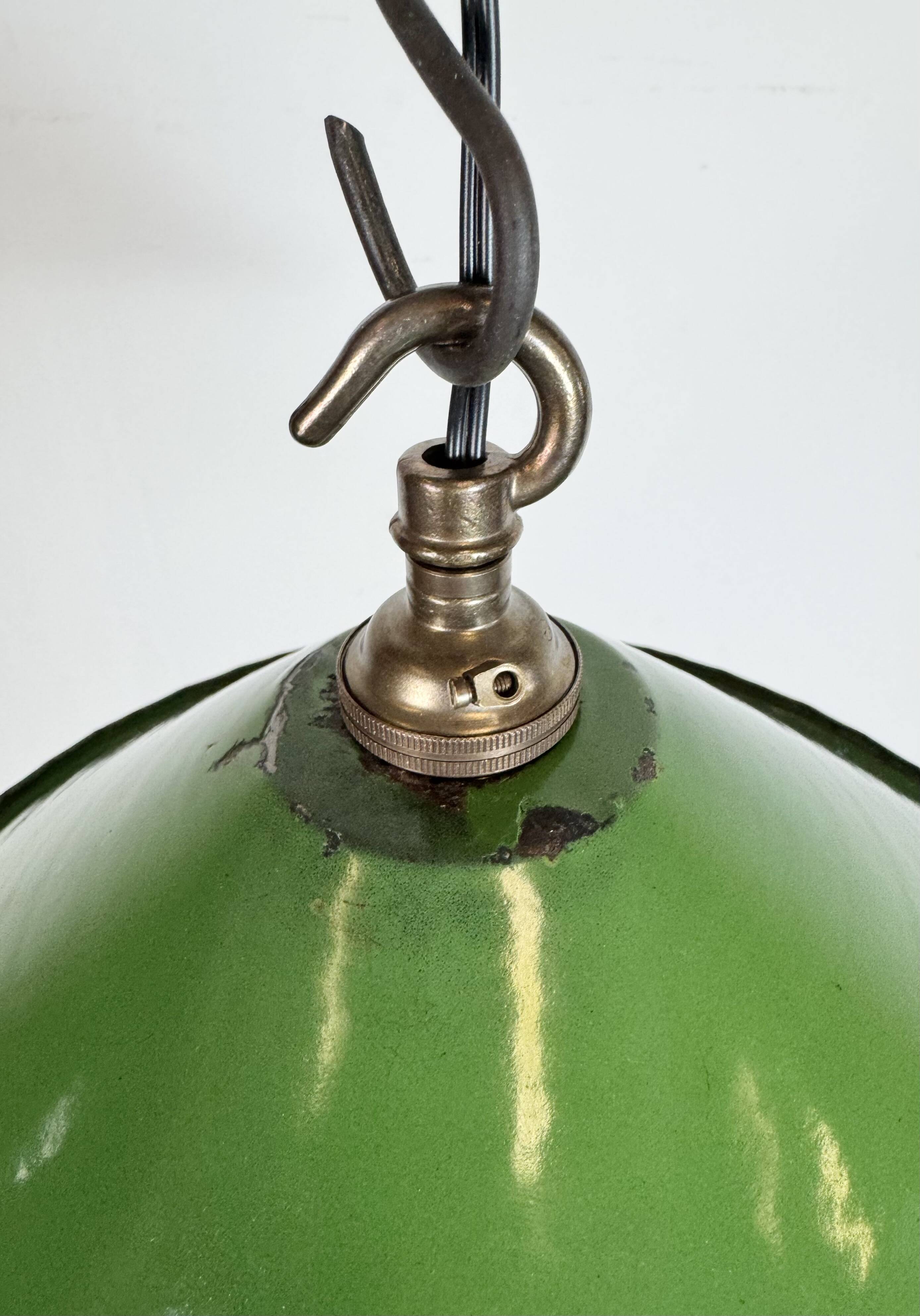 Suspension industrielle britannique en émail vert, années 1950