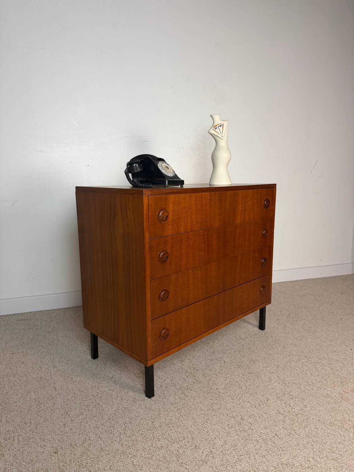 Vintage chest of drawers on legs – 4 drawers – wooden handles