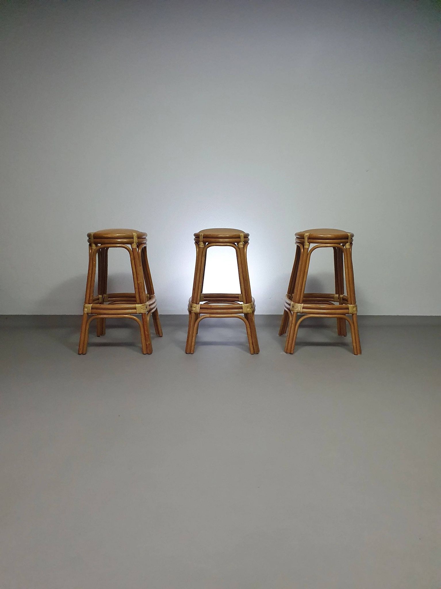 3 x tabourets en bambou avec lacets en cuir / années 70