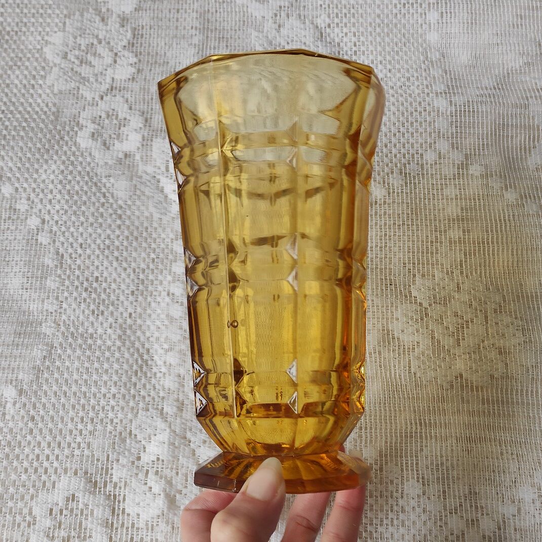 Art Deco vase honey
