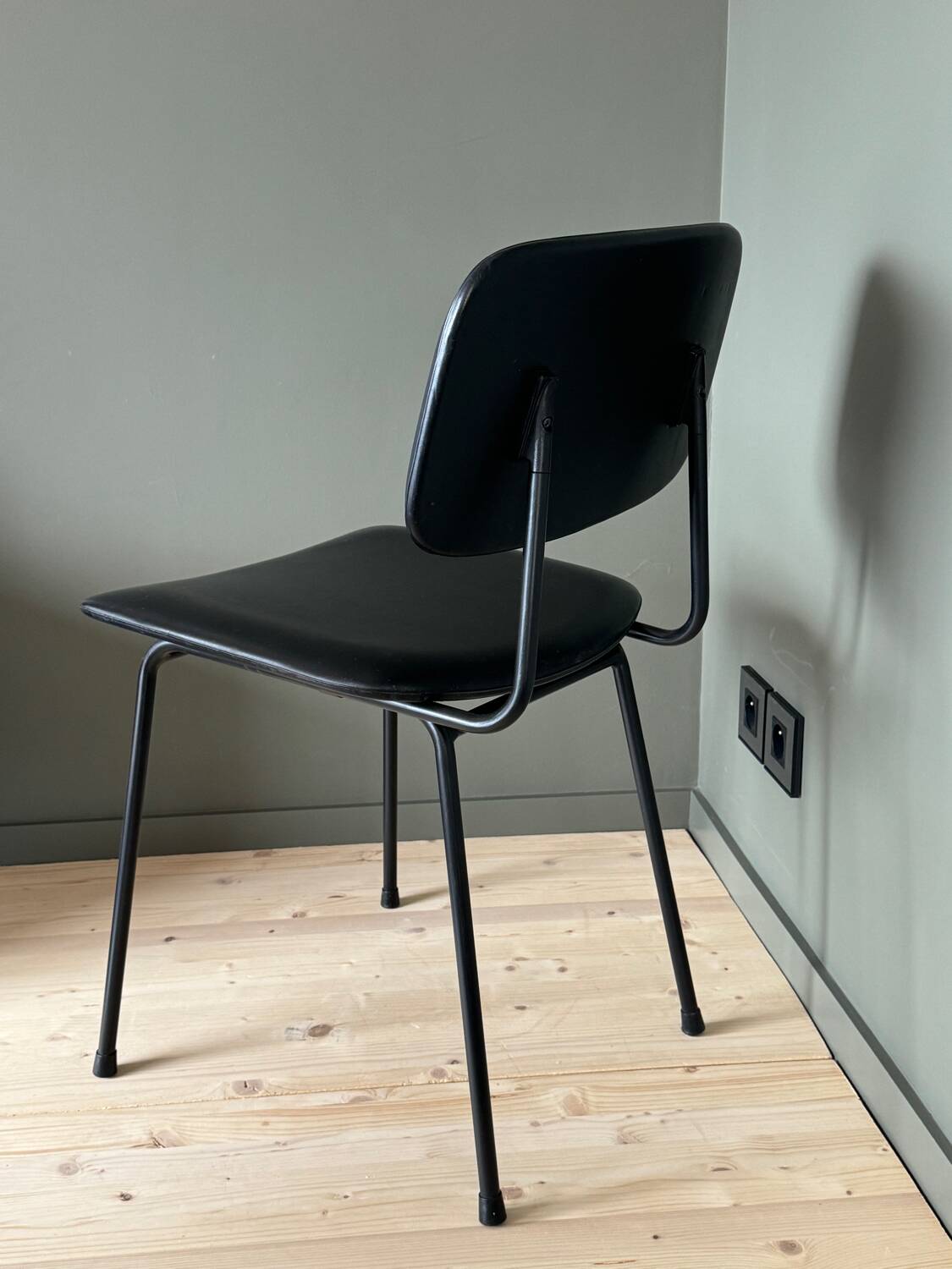 Metal chair and black faux leather, 1950s.