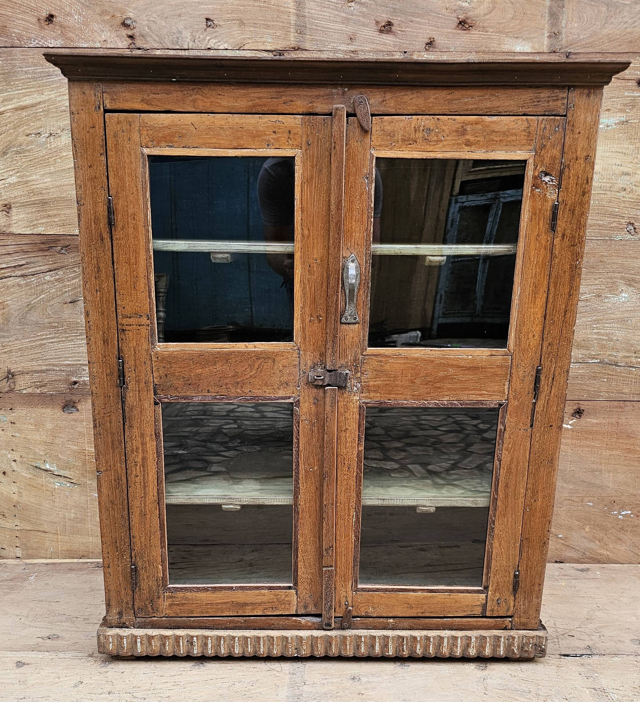 Ancien cabinet vitré en teck birman