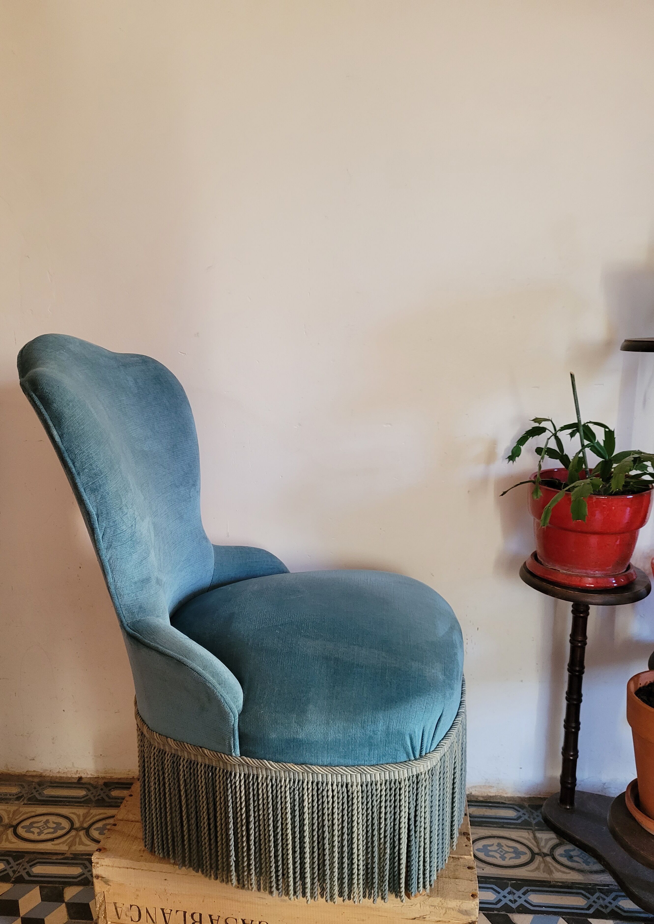 Blue toad armchair with fringes
