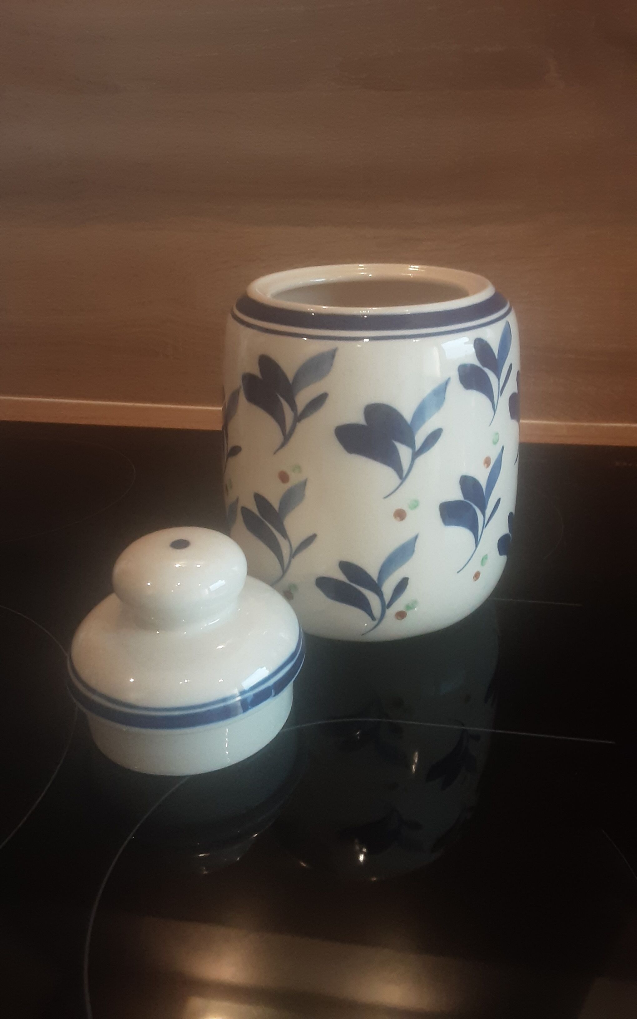 Lot decanter and cracked earthenware pot