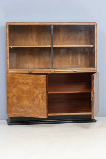 Vitrine Art Déco attribuée à Jindřich Halabala, placage de noyer, années 1930, Tchécoslovaquie