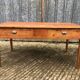 Table en bois de peuplier à 2 tiroirs de face d’époque reconstruction.