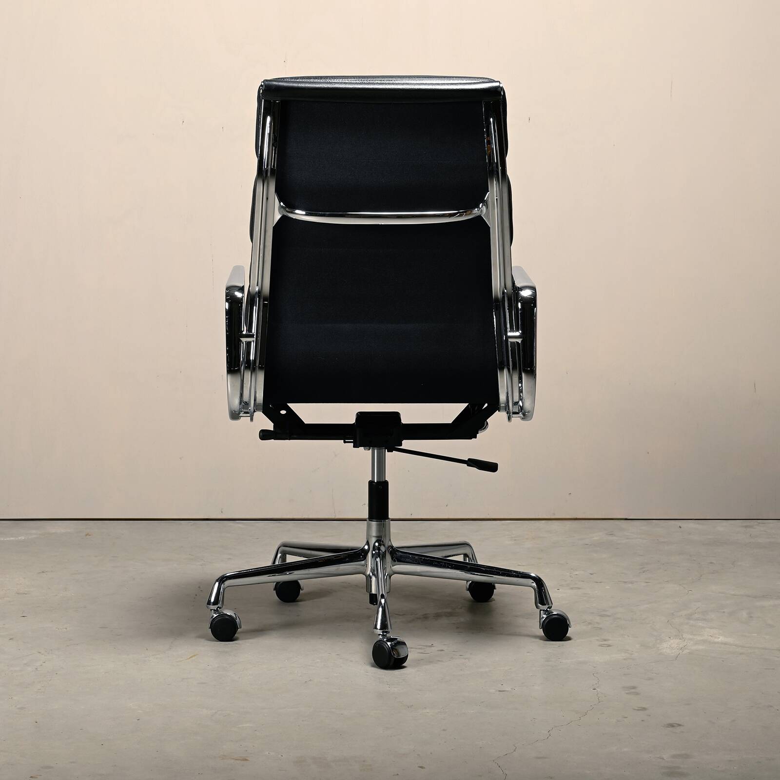Charles & Ray Eames EA219 Office Chair in Chrome and Black leather, Vitra
