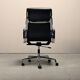 Chaise de bureau Charles & Ray Eames EA219 en chrome et cuir noir, Vitra